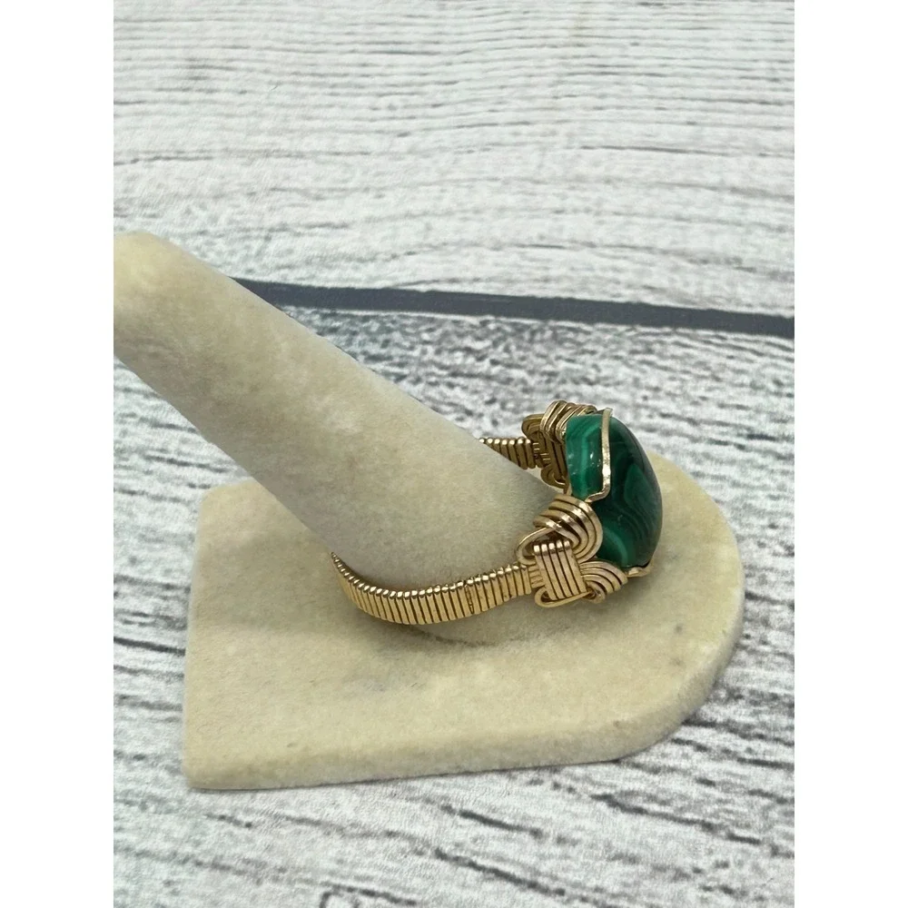 Vintage Gold Tone Wire Wrapped Ring with Green Malachite Oval Stone‎ Size 9